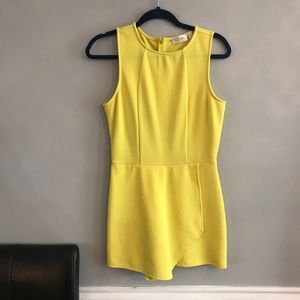Very flattering yellow romper! (M)